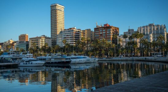 Lincendie dun navire a Alicante provoque une dense colonne de