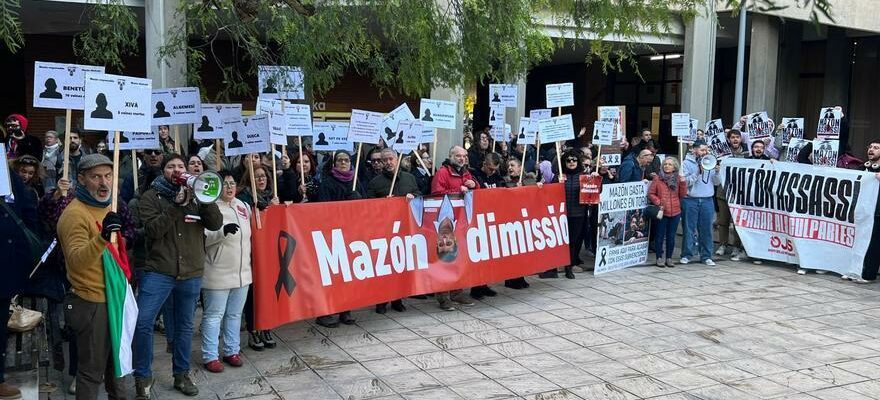 Manifestation a Alicante contre Mazon lors de linvestiture du recteur