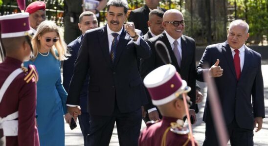 Nicolas Maduro assume sa troisieme presidence sans avoir presente le