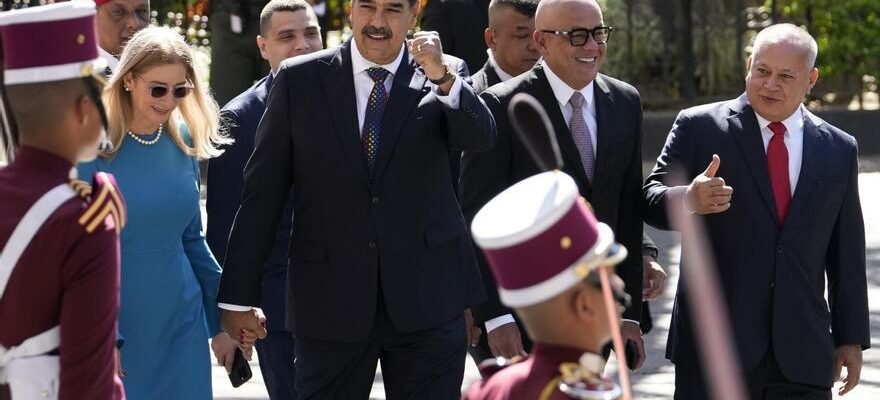 Nicolas Maduro assume sa troisieme presidence sans avoir presente le