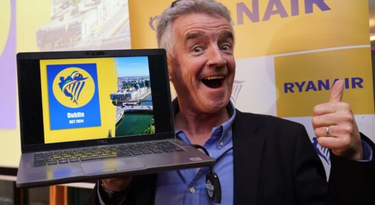 OLeary Ryanair appelle un ministre communiste fou a Bustinduy derriere