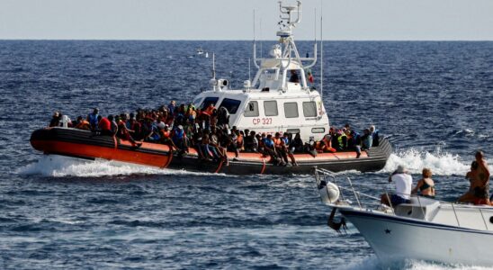 Pres de 500 migrants arrivent sur lile italienne de Lampedusa