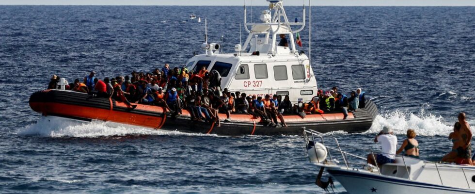 Pres de 500 migrants arrivent sur lile italienne de Lampedusa