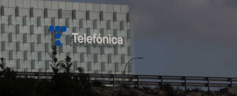 Stc informe la SEC quelle controle deja 997 de Telefonica