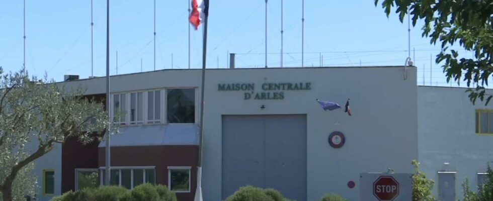 Un detenu de la prison francaise dArles prend en otage