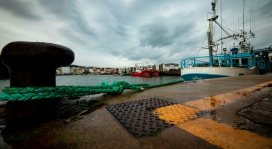 Un navire a amarre sur le port de Burela Lugo