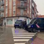 Un policier tire et tue un homme qui menacait de