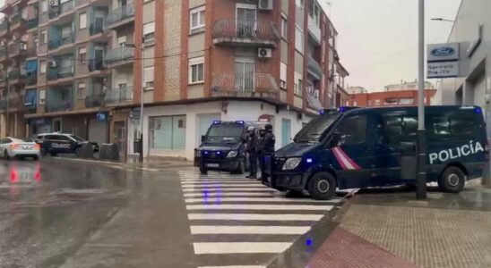 Un policier tire et tue un homme qui menacait de