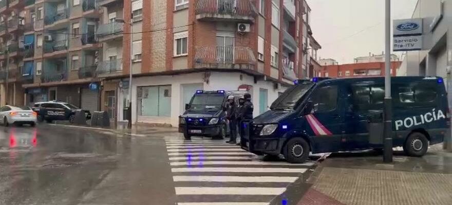 Un policier tire et tue un homme qui menacait de