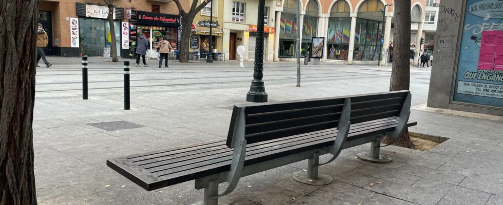 Un sans abri de 51 ans qui dormait sur un banc