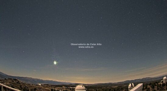 Une boule de feu brillante traverse le ciel nocturne de