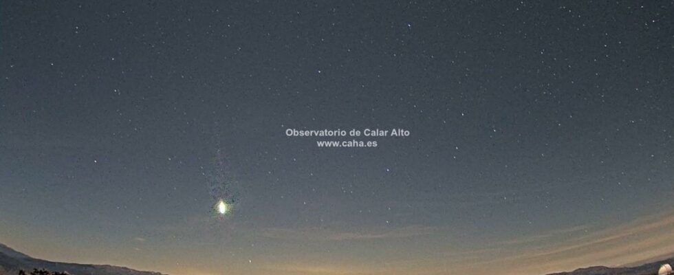 Une boule de feu brillante traverse le ciel nocturne de