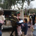 Une caravane de solidarite de 12 kilometres distribue des cadeaux