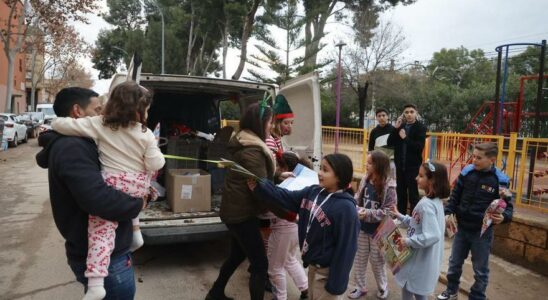 Une caravane de solidarite de 12 kilometres distribue des cadeaux