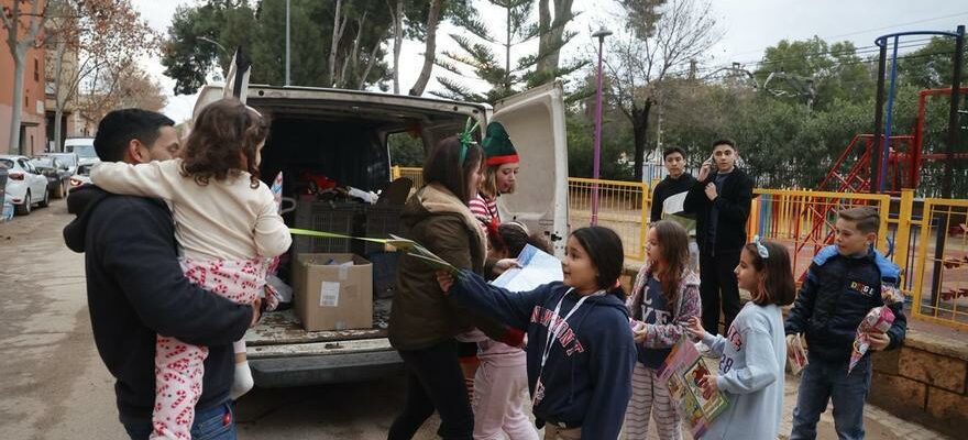 Une caravane de solidarite de 12 kilometres distribue des cadeaux