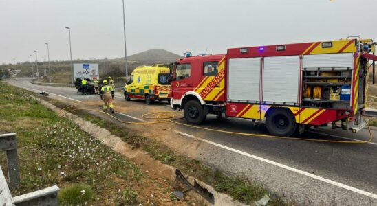 Une voiture dans laquelle voyageaient trois personnes se renverse a