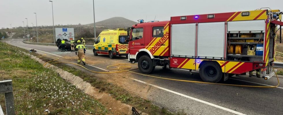 Une voiture dans laquelle voyageaient trois personnes se renverse a