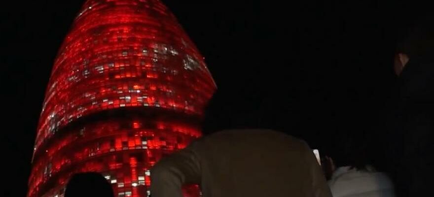 Barcelone illumine le rouge chinois pour celebrer le nouvel an