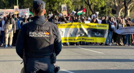 Des centaines de manifestants demandent a rouvrir lenquete pour la