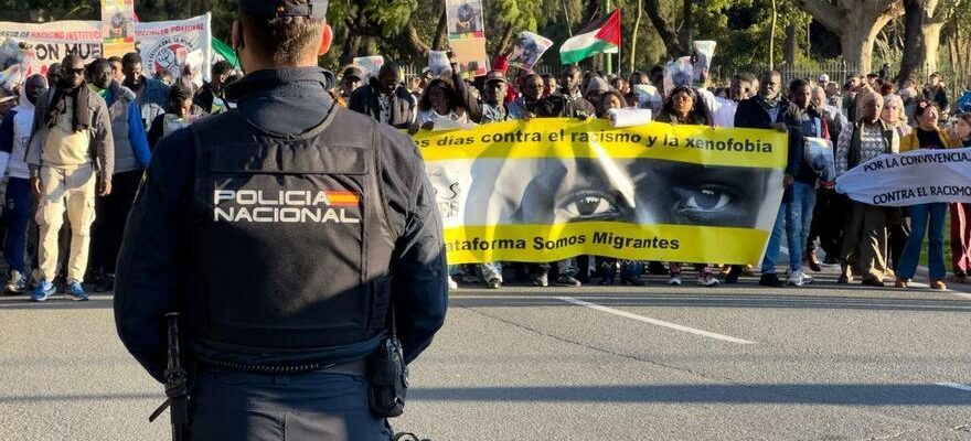 Des centaines de manifestants demandent a rouvrir lenquete pour la