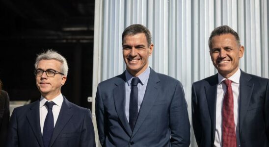 En images Pedro Sanchez visite des installations Novartis dans