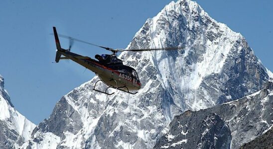 Helicopteres de lEverest Poletica au Nepal 6 000 helicopteres