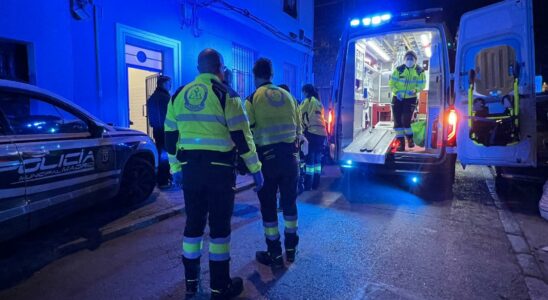 Il a essaye de couvrir la blessure avec son foulard