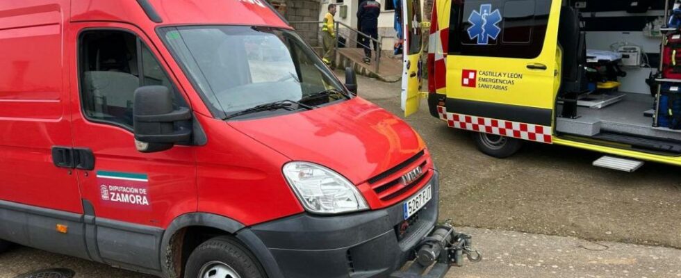 Ils trouvent un homme dans une ville dune ville de