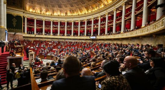 LAssemblee nationale francaise rejette les deux requetes de censure contre