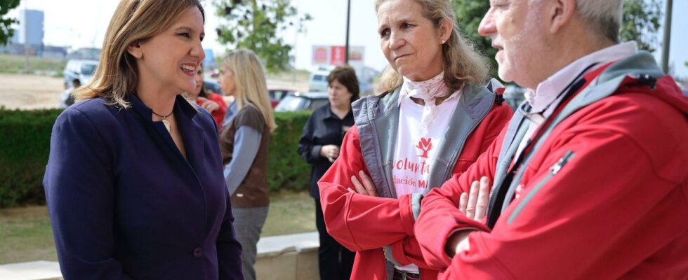 LInfanta Elena visite la zone zero du Dana a Valence