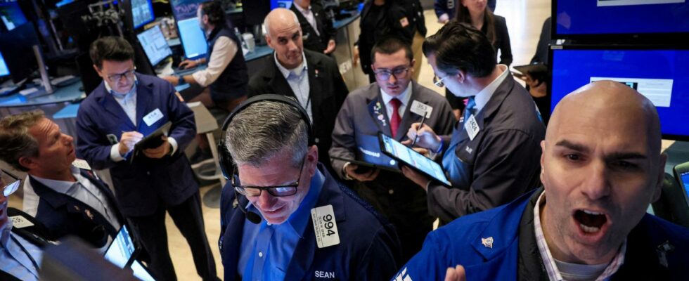 Le Dow Jones perd les 44 000 points traines par