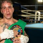 Le boxeur Zaragozano Jonathan Valero accroche les gants