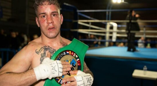 Le boxeur Zaragozano Jonathan Valero accroche les gants