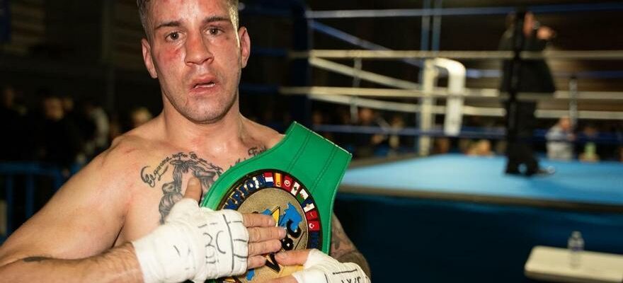 Le boxeur Zaragozano Jonathan Valero accroche les gants