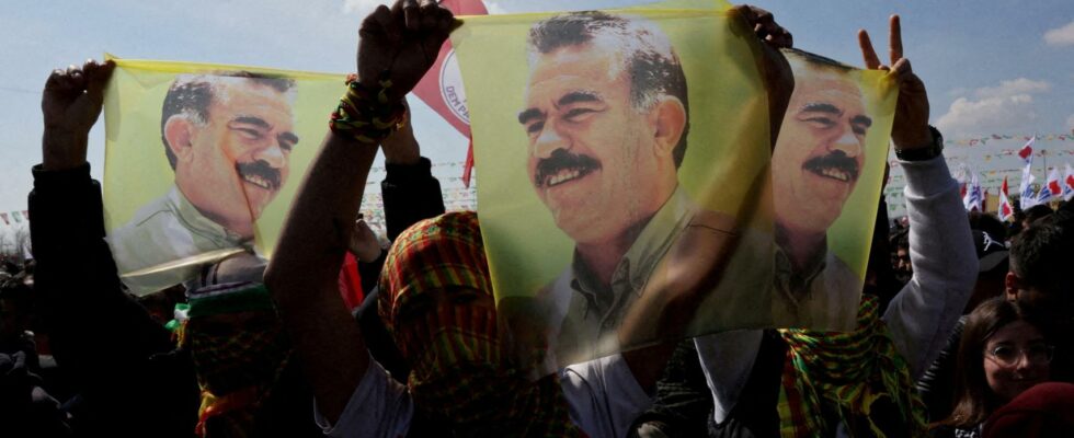 Le chef Kurdo Ocalan annonce la dissolution du PKK apres