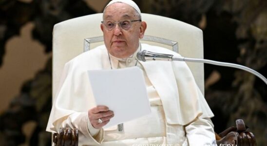 Le pape interrompt la lecture de son homelie pour des