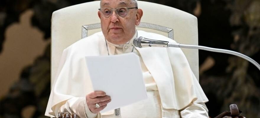 Le pape interrompt la lecture de son homelie pour des