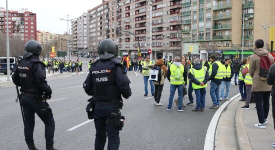 Les agriculteurs bloquent le centre de Zaragoza qui crie pour