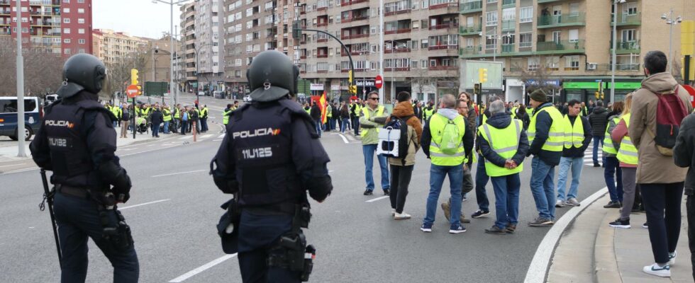 Les agriculteurs bloquent le centre de Zaragoza qui crie pour