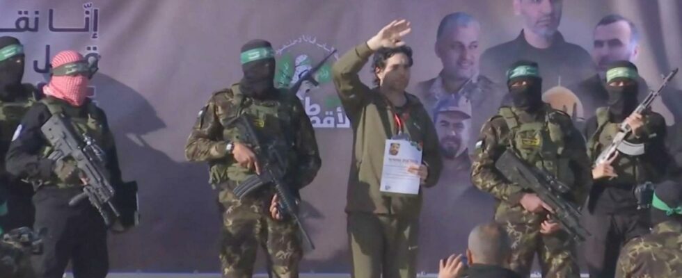 Les milices du Hamas liberent des otages civils offrent a