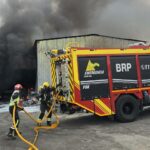 Les pompiers sefforcent deteindre lincendie dune nef industrielle de Bullaque