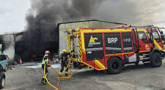 Les pompiers sefforcent deteindre lincendie dune nef industrielle de Bullaque