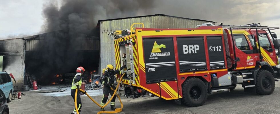 Les pompiers sefforcent deteindre lincendie dune nef industrielle de Bullaque