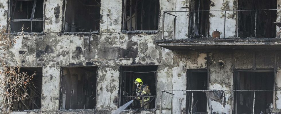 Les proches des victimes de lincendie de Campanar demandent a