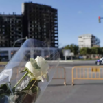 Les residents du batiment Campanar celebrent un acte dhommage aux