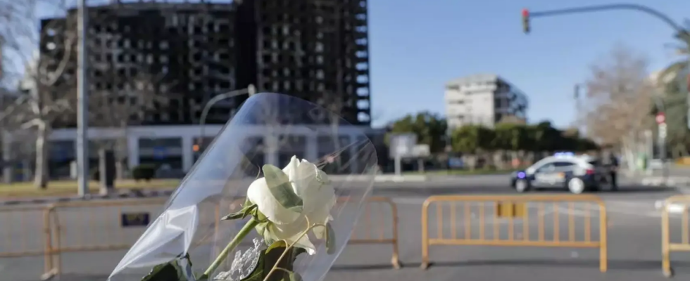 Les residents du batiment Campanar celebrent un acte dhommage aux