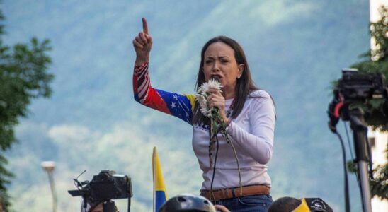 Maria Corina Machado denonce que les hommes non identifies essaient