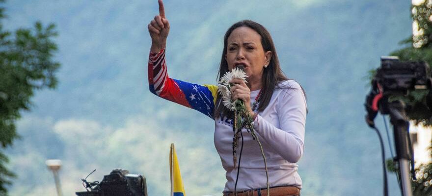 Maria Corina Machado denonce que les hommes non identifies essaient