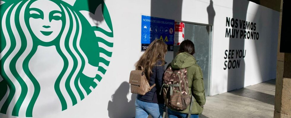 Starbucks distribuera 1 100 employes le plus grand licenciement de