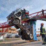 Un camion entre en collision avec un pont et sa